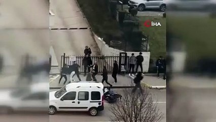 4 kişi 1 kişiye saldırdı: Tekme ve yumruklar havada uçuştu