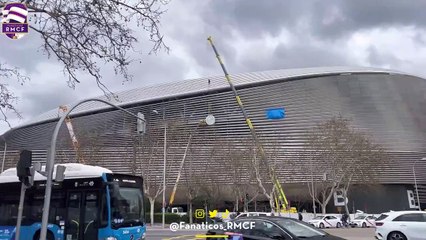 Colocan y luego retiran el escudo del Madrid del Bernabéu