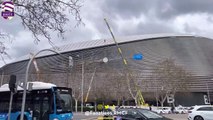 Colocan y luego retiran el escudo del Madrid del Bernabéu