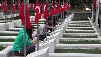 Şehit mezarları lise öğrencilerinin eli ile güzelleşiyor