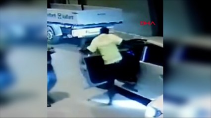 Ehliyetsiz sürücüyü tekmeleyen polise soruşturma