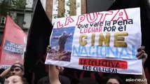 In Argentina attori in piazza contro i tagli di Milei, scontri