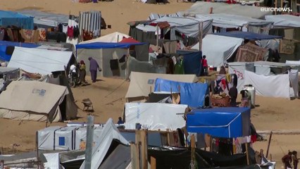 شاهد: مصيرهم مجهول.. آلاف الفلسطينيين يحتشدون في مخيم مؤقت في المواسي