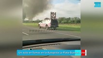 Un auto en llamas en la Autopista La Plata-Buenos Aires