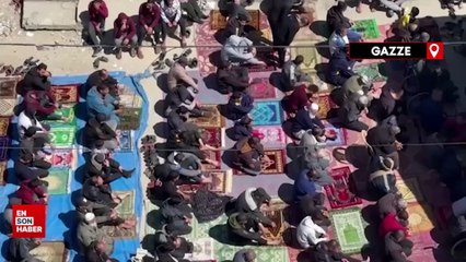 Gazzeliler, Ramazan ayının ilk cuma namazını enkazın içerisinde kıldı