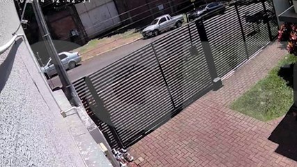 Vídeo mostra motociclista enroscando em cabos da rede de telefonia e sofrendo queda