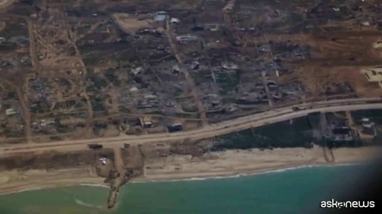 Gaza, le immagini del molo in costruzione per gli aiuti via mare