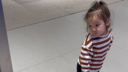 Adorable fashionista proves that she was born to model for Zara