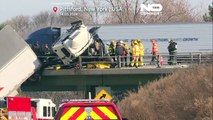 شاهد: حادث مروع.. شاحنة تنقلب وتتدلى من فوق جسر في نيويورك