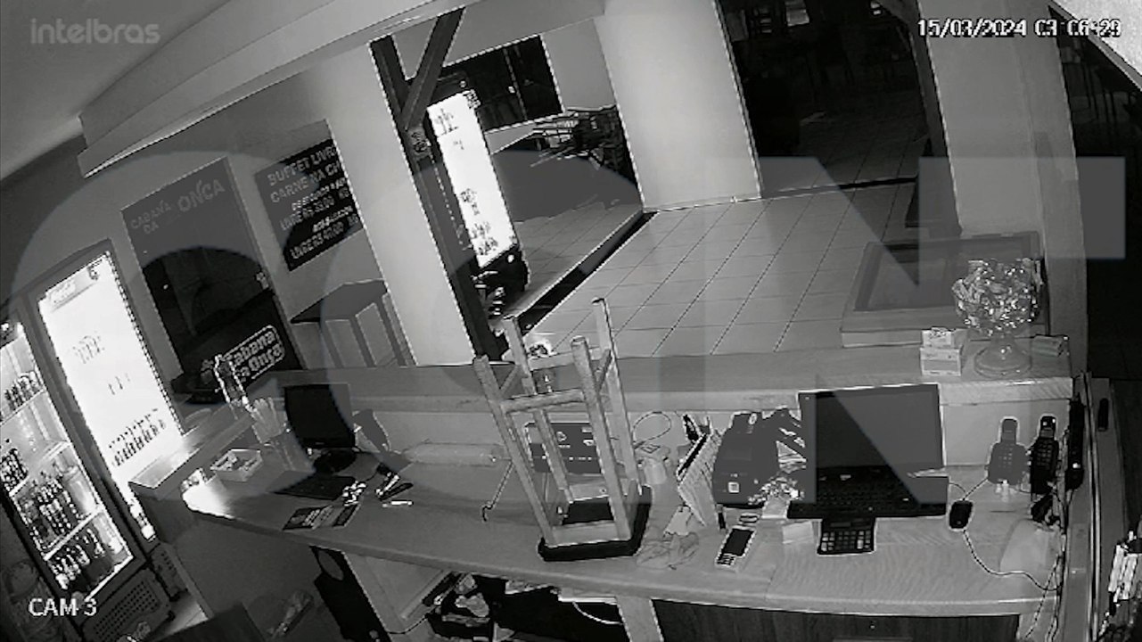 Ladrão entra rastejando em restaurante e furta dinheiro do caixa