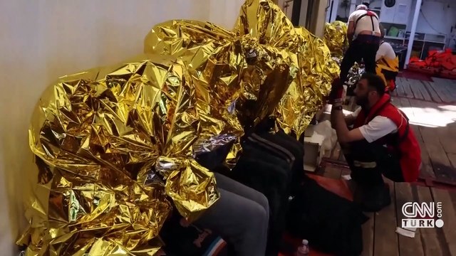 Libya'dan İtalya'ya giden göçmen botunda can pazarı yaşandı