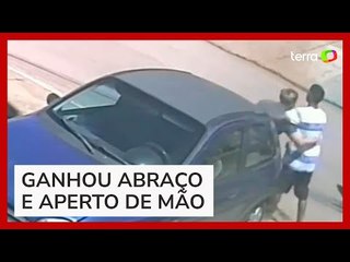 Mulher convence dupla a não levar seu carro e ganha abraço no Distrito Federal