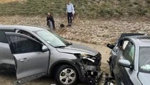 Kaza yapan otomobilden inen anne ile oğula başka araç çarptı