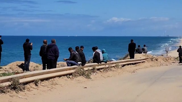شاهد.. إنزال حمولة سفينة المساعدات الإسبانية أوبن آرمز بسواحل غزة