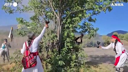 Descargar video: Messico: canti, balli e offerte per il compleanno del vulcano Popocatepetl