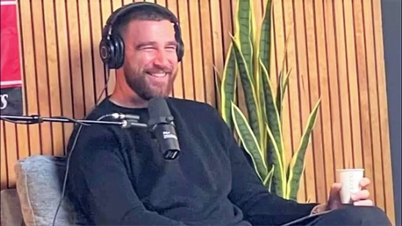 Taylor Swift Give Coffee to Travis Kelce During Shooting of His Podcast