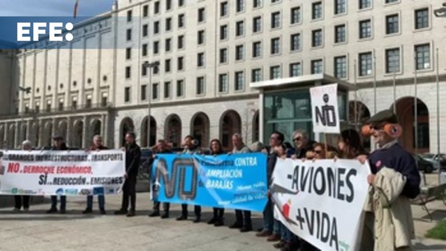 Concentración contra la ampliación del aeropuerto de Barajas frente al Ministerio de Transportes