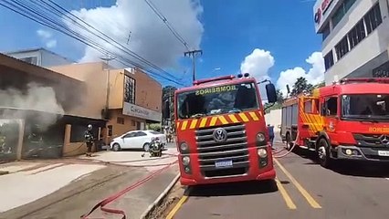 Pane elétrica em furgão causa incêndio em depósito da avenida Paraná