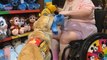 À Disney, ce chien d'assistance va dans une boutique pour choisir une peluche, et c'est absolument craquant ! (vidéo)