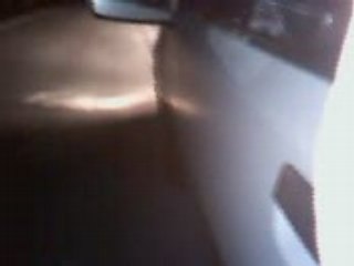 Baba surf a coté d'une voiture mais sans planche !!