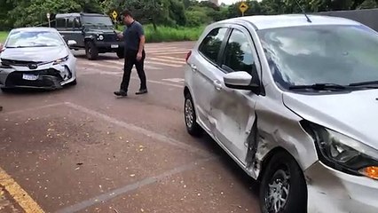 Corolla e Ford Ka se envolvem em forte colisão ao lado da Delegacia