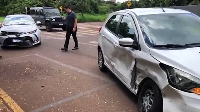 Corolla e Ford Ka se envolvem em forte colisão ao lado da Delegacia