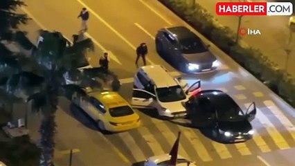 Esenyurt'ta Arabanın Önünü Kesip Sürücüye Saldıran Magandalar Kamerada