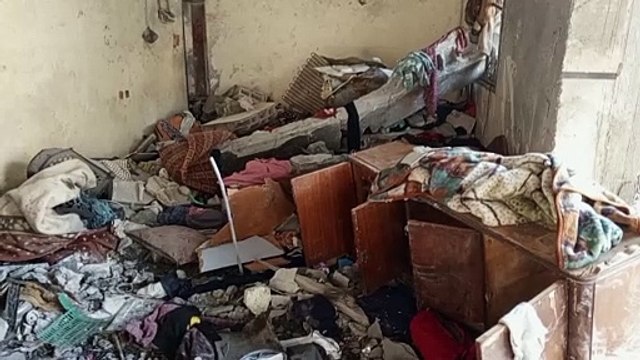 فلسطينيون يتفقدون الأضرار بعد قصف استهدف دير البلح