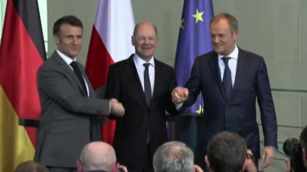 Video Ucraina, Scholz e Macron mostrano \