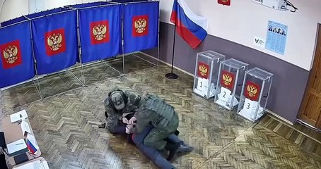 Vean el video donde la policía rusa detiene a un hombre en un colegio electoral:  “Votaría por cualquiera menos por Putin”