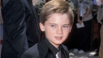 GALA VIDEO - Star Wars : Jake Lloyd, Carrie Fisher, Mark Hamill… Tous victimes d'une malédiction ?