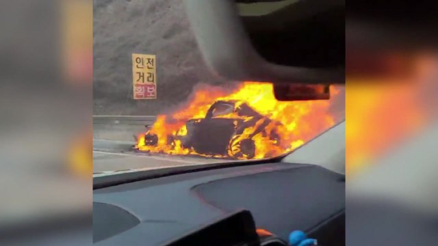 중부내륙고속도로 달리던 승용차에 불...다친 사람 없어 / YTN