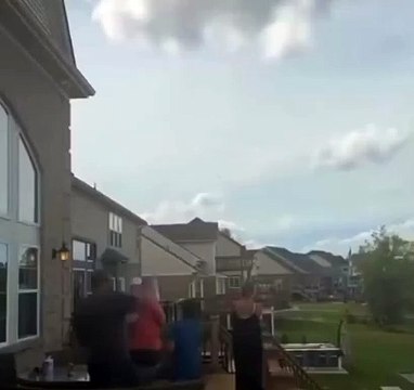 Passengers jump from plane before it crashes