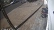 Câmeras de monitoramento flagram furto de motocicleta no centro de Pérola
