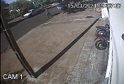 Câmeras de monitoramento flagram furto de motocicleta no centro de Pérola