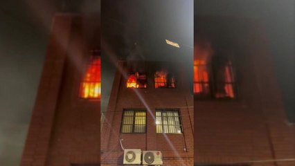 한밤중 부산 동광동 다세대주택 불...5명 대피 / YTN