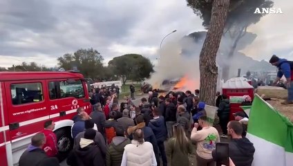 Descargar video: Si riaccende la protesta degli agricoltori a Roma, a fuoco le balle di fieno