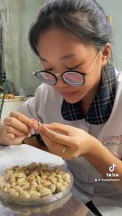 Nữ sinh hướng dẫn cách chọn hạt dẻ cười ngon giòn thơm đơn giản