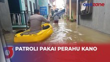 Polisi Patroli Pakai Perahu Kano ke Daerah Banjir Semarang
