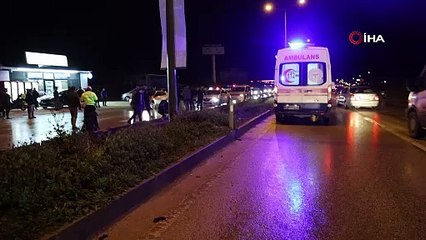 Yolun karşısına geçmek isteyen 2 kişiye otomobil çarptı: 1 ölü