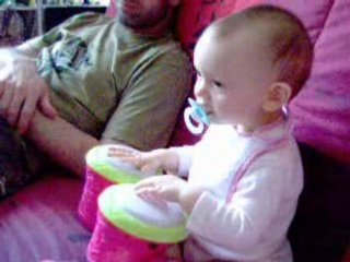 elle tape sur des bambous