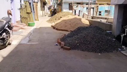 बीच सड़क पर गिरा दी निर्माण सामग्री, हर समय बना रहता है हादसे का खतरा
