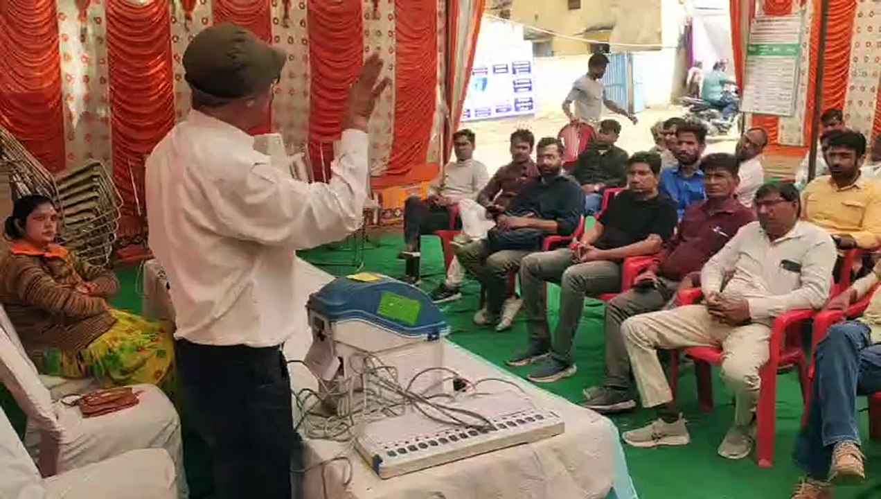 लोकसभा चुनाव की तैयारी: मतदान दलों को दिया प्रश...