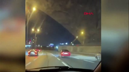 Download Video: Bayrampaşa'da seyir halindeki otomobilin kaputu açıldı