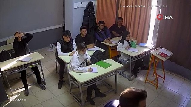 Boğazına cisim kaçan öğrencisini Heimlich manevrasıyla kurtardı
