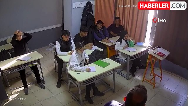 Öğrenci Ders Sırasında Boğazına Cisim Kaçtı, Öğretmen Tarafından Kurtarıldı