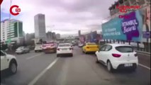 İstanbul- Kadıköy D-100 karayolunda zincirleme kaza araç içi kamerasında