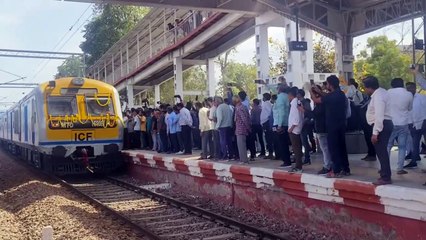 ट्रेन देख ग्रामीण खुश हुए और बांटी मिठाई