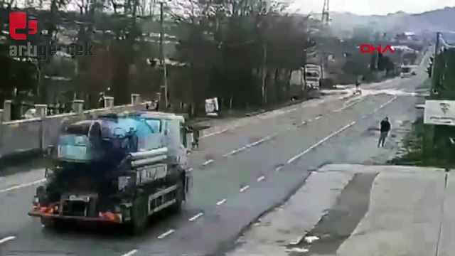 Karşı şeride geçip otobüse çarptı: Kaza anı kamerada