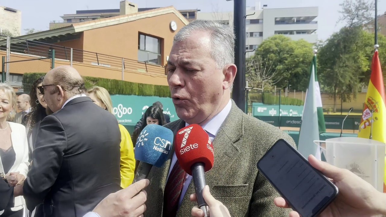 El alcalde de Sevilla, José Luis Sanz, inaugura las pistas del  Real Club Tenis Betis